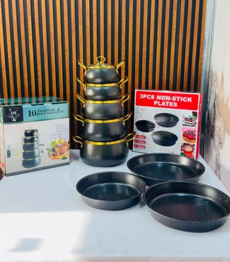 סט כלים מוזהבים ומגשי גרניט 