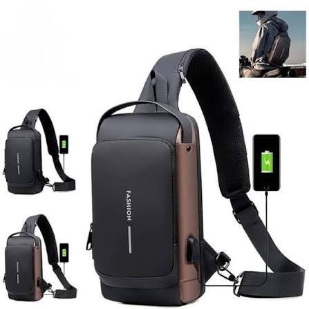 תיק צד לגבר עם חיבור USB לטעינת הטלפון